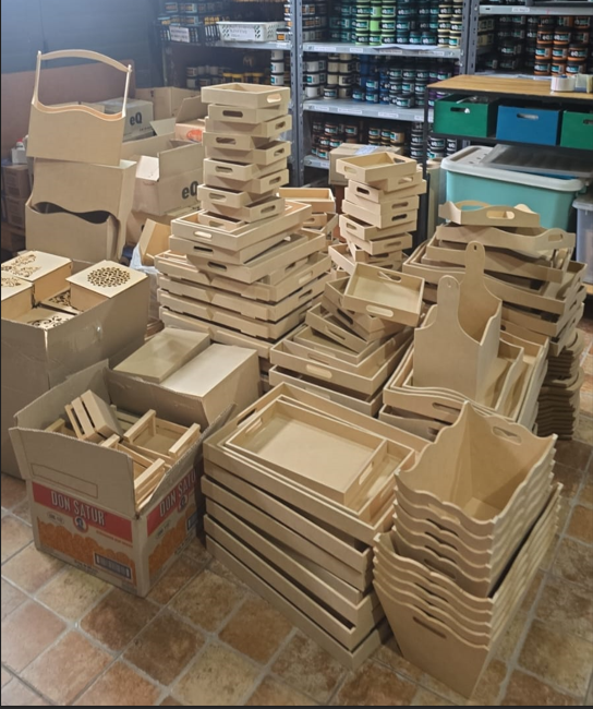 Stock de bandejas, cajas y organizadores de fibrofácil para pintar